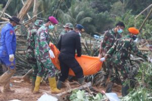 Pasukan PRCPB Korem 033 WP Berjibaku Bantu Korban Serasan