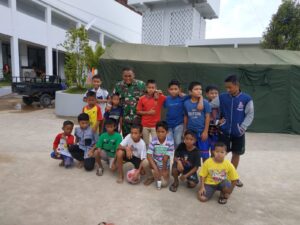 Danrem 033 WP Punya Cara Sendiri, Menghibur Anak anak Korban Bencana Serasan