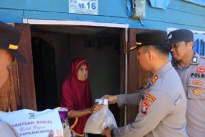 Kapolres Kepulauan Anambas Bagikan Sembako Di Desa Pesisir Timur
