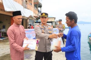 Wujudkan Kepedulian Sesama Jelang Lebaran, Kapolres Anambas Bagikan Sembako