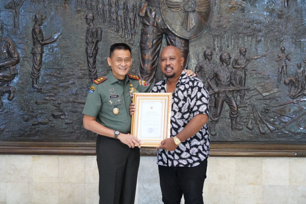 Sukses Bawakan Lagu “Bersama TNI”, Mr Botax Berikan Penghargaan Pangdam IX/Udayana