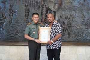 Mr Botax Diberikan Penghargaan Pangdam IX Udayana