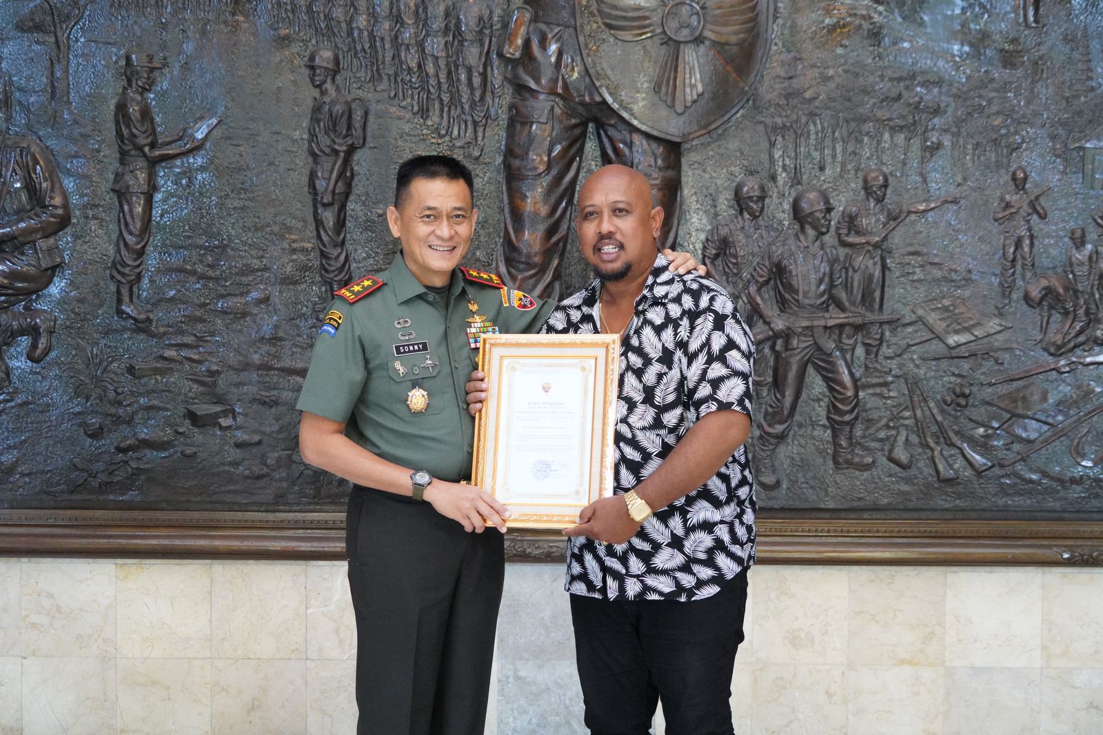 Sukses Bawakan Lagu “Bersama TNI”, Mr Botax Berikan Penghargaan Pangdam IX/Udayana