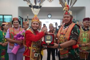 Panglima TNI Laksamana TNI Yudo Margono Terima Penganugerahan Gelar Adat Dayak