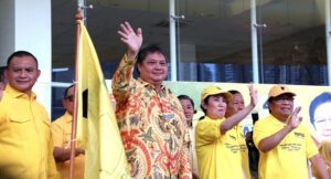 Cen Sui Lan Dampingi Ketum Golkar Airlangga Hartarto Lepas Pemudik Gratis