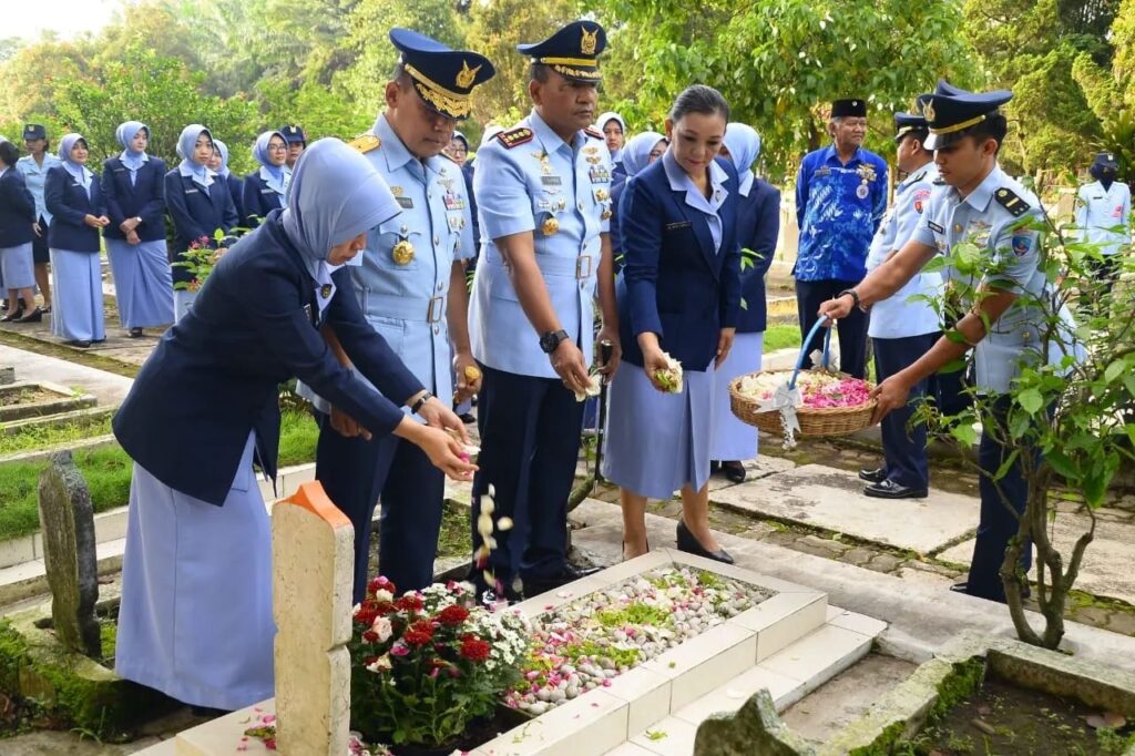 Jelang Peringatan Ke 77 TNI AU, Lanud Abd Saleh Ziarah ke TMP Untung Suropati Malang