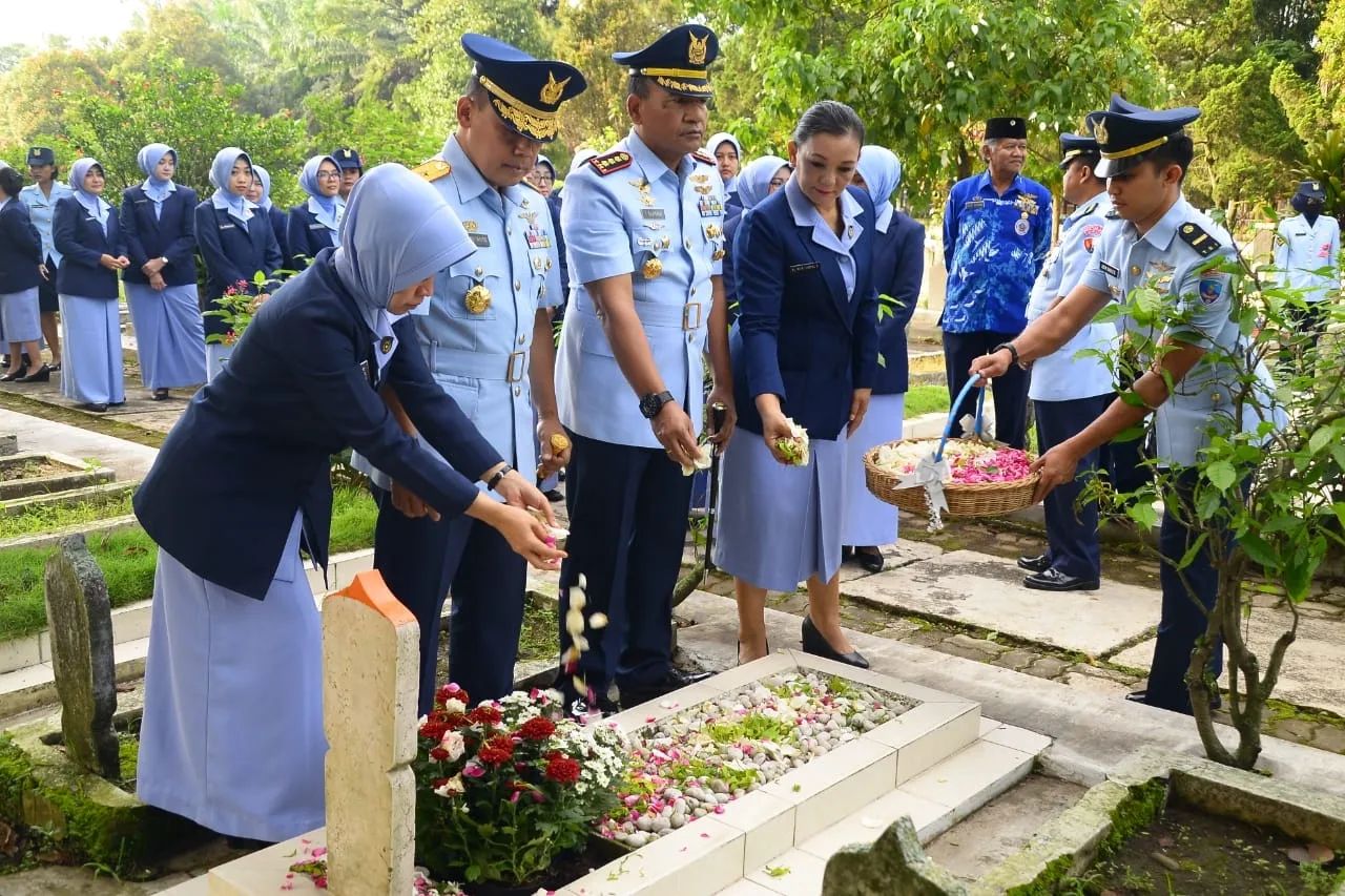 Pelaksanaan Ziarah rombongan dipimpin langsung oleh Komandan Lanud Abd saleh Marsma TNI Fairlayanto, S.T., M.A.P, diikuti oleh pejabat dan perwakilan Satker TNI AU wilayah Malang.