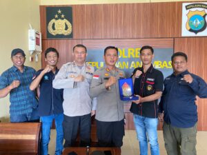 Sebagai Tanda Respect, Wartawan Serahkan Kenang-Kenangan Kepada AKBP Syafrudin Semidang Sakti