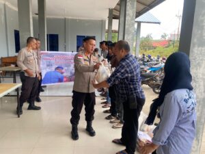 Kegiatan Jum’at Curhat, Kapolres Kepulauan Anambas Bagikan Bansos Kepada Warga