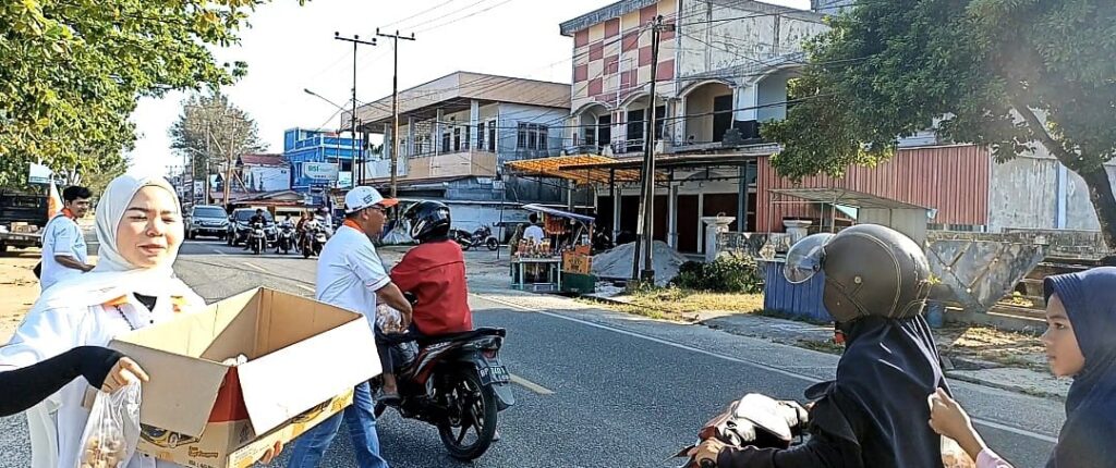 DPD PKS Natuna Sebar Kue Lebaran Penguna Jalan Pantai Piwang
