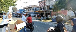 DPD PKS Natuna Sebar Kue Lebaran Penguna Jalan Pantai Piwang