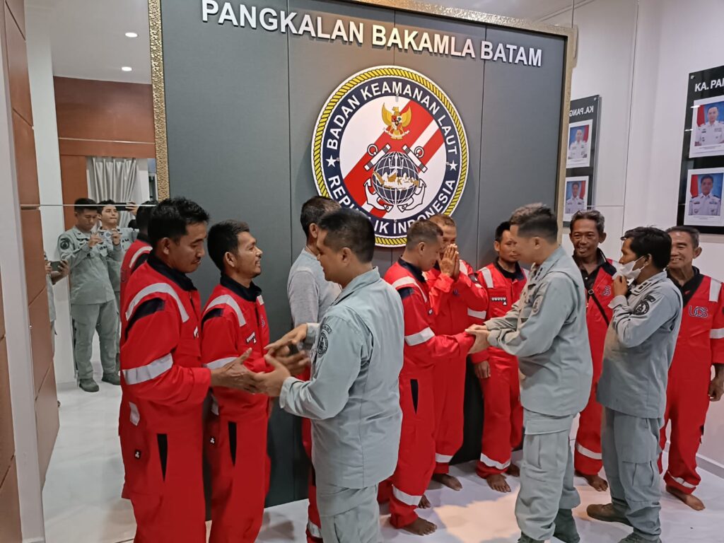 Bakamla RI menyerahkan 8 ABK KLM Buana Indah kepada pihak pengurus kapal serta keluarga korban