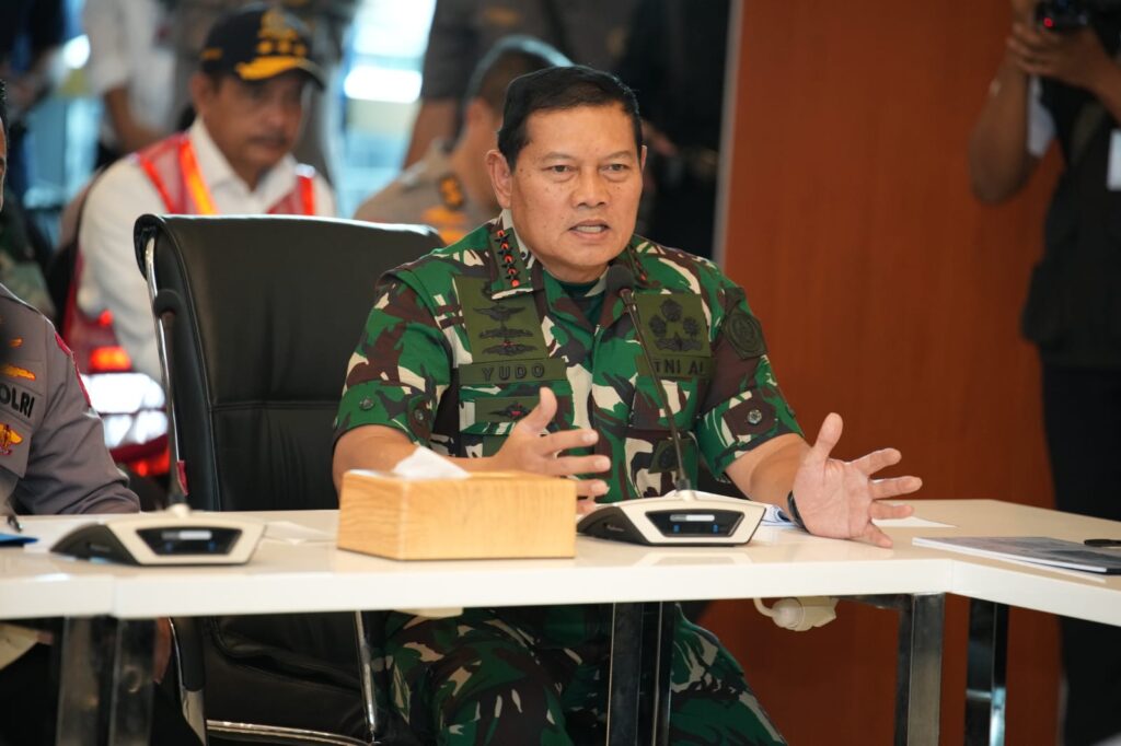 Panglima TNI saat memberikan keterangan pers di depan awak media