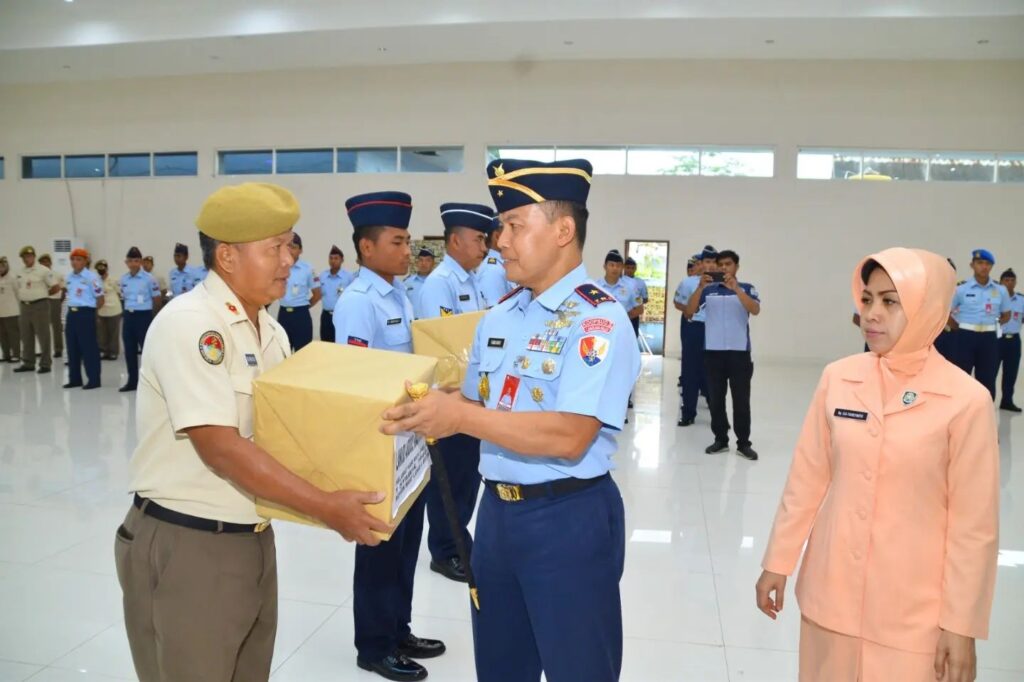 Marsma TNI Fairlyanto Serahkan Bingkisan Lebaran Lanud Abd Saleh