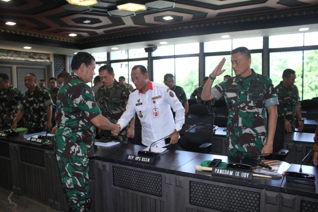 Panglima TNI Laksamana TNI Yudo Margono, memimpin rapat dalam rangka rencana pengamanan pada kegiatan penyelenggaraan Konferensi Tingkat Tinggi (KTT) ke-42