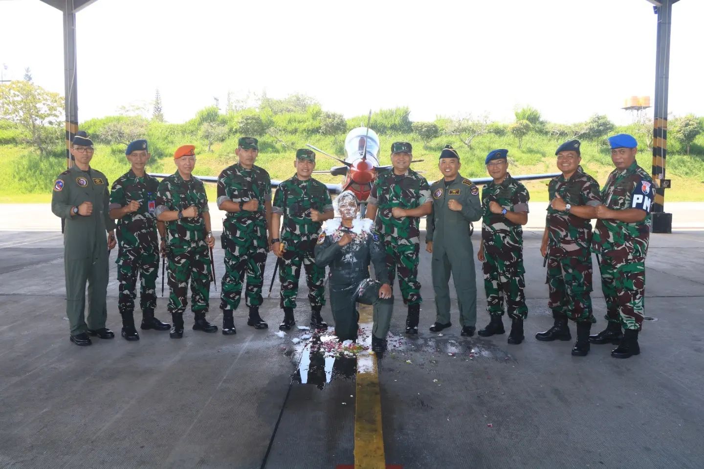 Komandan Lanud Abd Saleh Marsma TNI Fairlyanto, mengapresiasi anggota digelar di Shelter Skadron Udara 21