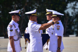 Tongkat Komando Danguskamla Koarmada I Dari Laksma TNI Isswarto kepada Kolonel Laut Tony Hardijanto