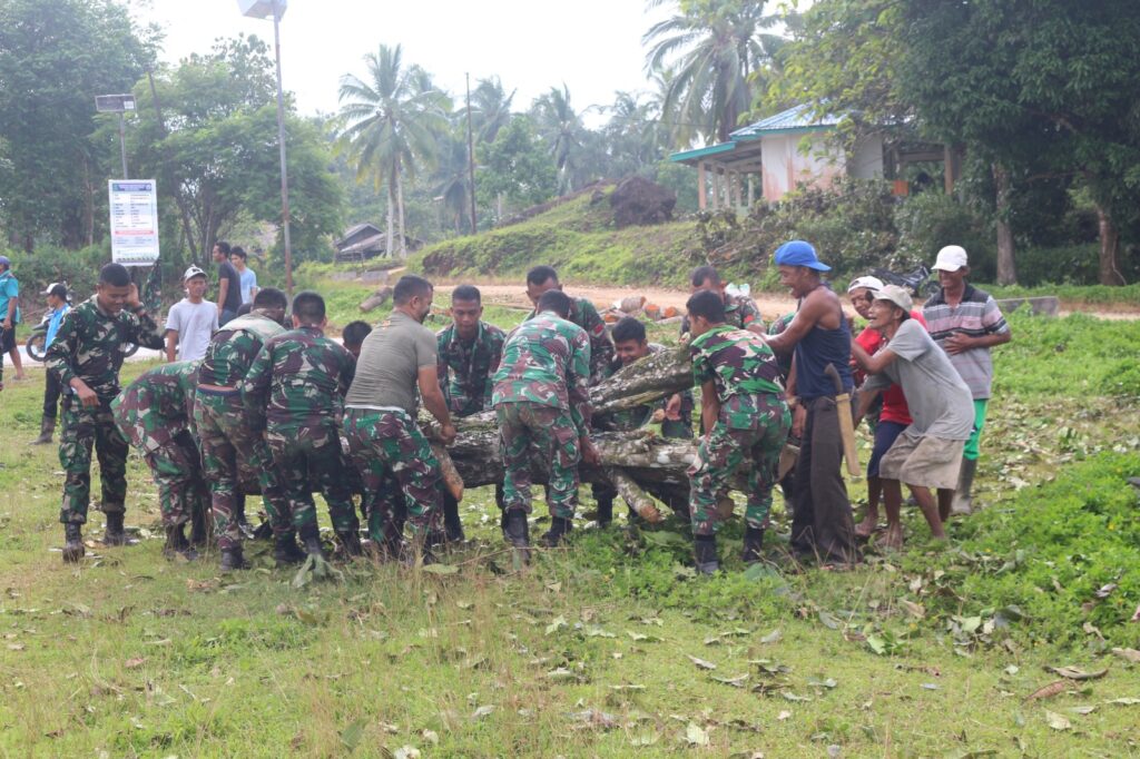 karya bakti berupa pembersihan lingkungan dan pengecekan kesehatan masyarakat di Desa Air Lengit Kec. Bunguran Tengah