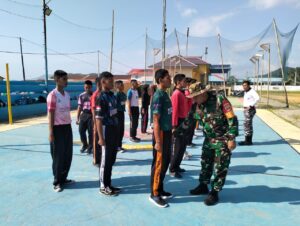 Sertu M. Hadi Berikan Pelatihan Paskibraka Kepada Siswa SMKN 1 Air Asuk