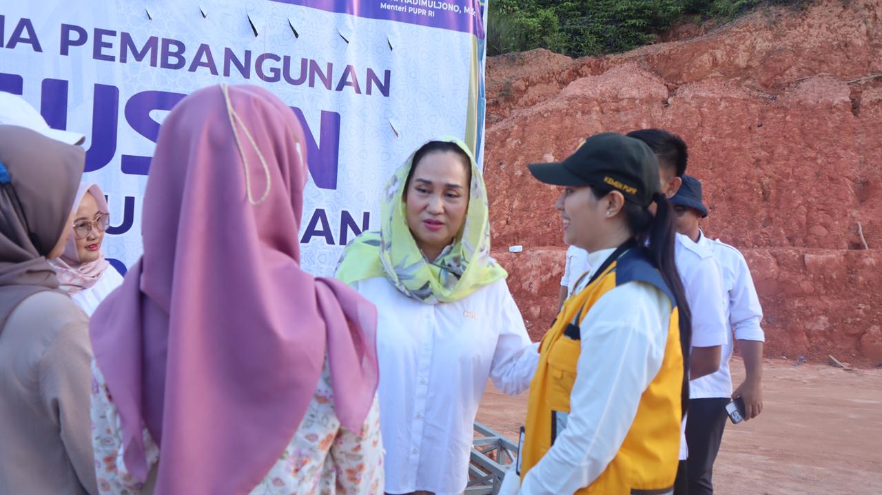 Cen Sui Lan Anggota Komisi V DPR RI Fraksi Golkar Dapil Kepri dan Hj Rahma Wali Kota Tanjungpinang memulai pembangunan rumah susun (Rusun) Quran Center Syahrul Quran