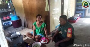 Serda Julius Terus Jalin Silaturahmi Dengan Masyarakat Desa Air Sena Melalui Komsos