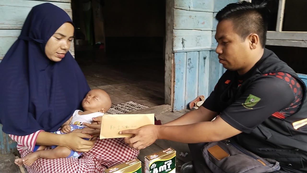 Pada hari Selasa (29/08) Dompet Dhuafa Kepri melalui perwakilan Natuna Sirojuddin didampingi wartawan TVRI memberikan bantuan berupa uang tunai