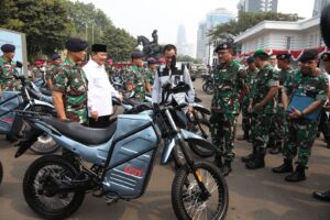 Menhan Prabowo Serahkan 100 Unit Rantis E-Tactical Sergap Produk Dalam Negeri