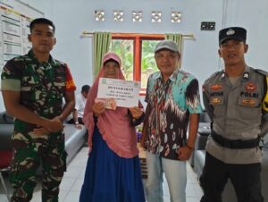 Lakukan Pendampingan, Serda Yusri Satria Hadiri Pembagian BLT-DD di Desa Putik