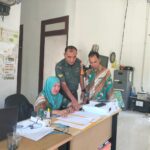 Sertu M Hadi Kunjungi Kantor Desa Teluk Sunting Dalam Komsosnya