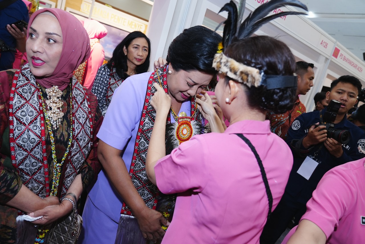 Ketua Umum Dharma Pertiwi Ny. Vero Yudo Margono menghadiri pembukaan Bazar Kreasi Bhayangkari Nusantara 2023