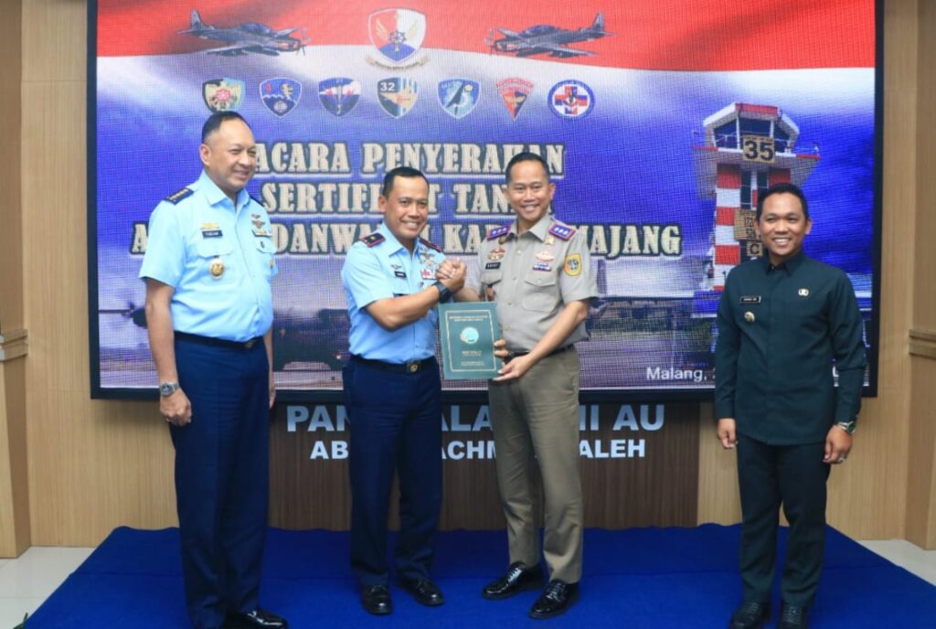 KASAU Menyaksikan Penyerahan Sertifikat Tanah AWR Pandanwangi