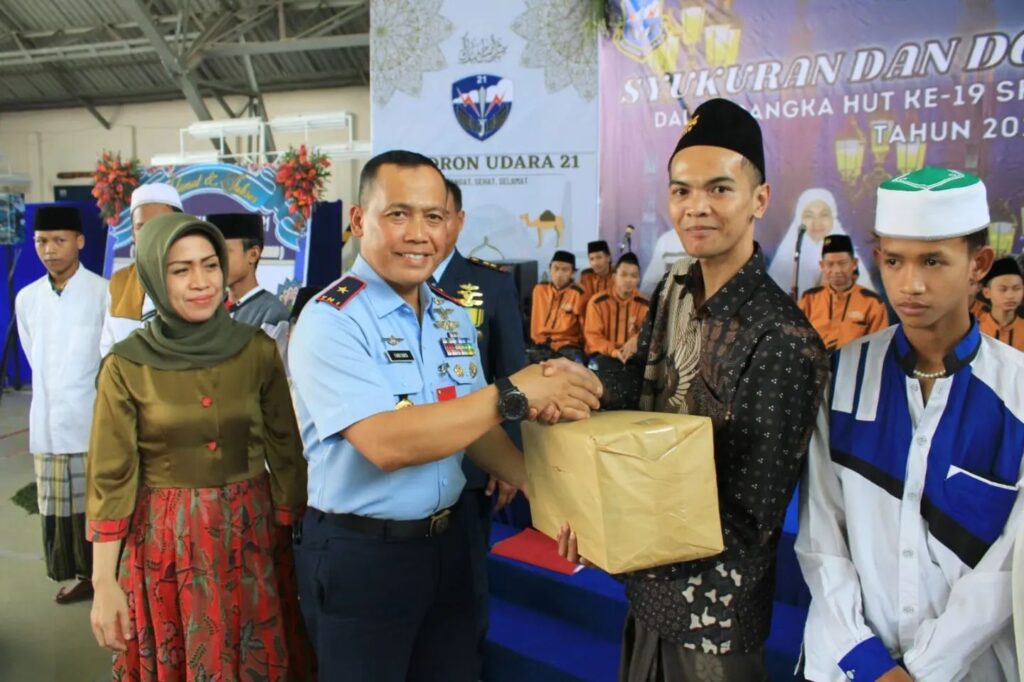 Komandan Lanud Abdulrachman Saleh Malang Marsma TNI Fairlyanto, yang didampingi Ketua Pia Ardhya Garini Cabang 3 Daerah II Ny. Ila Fairlyanto