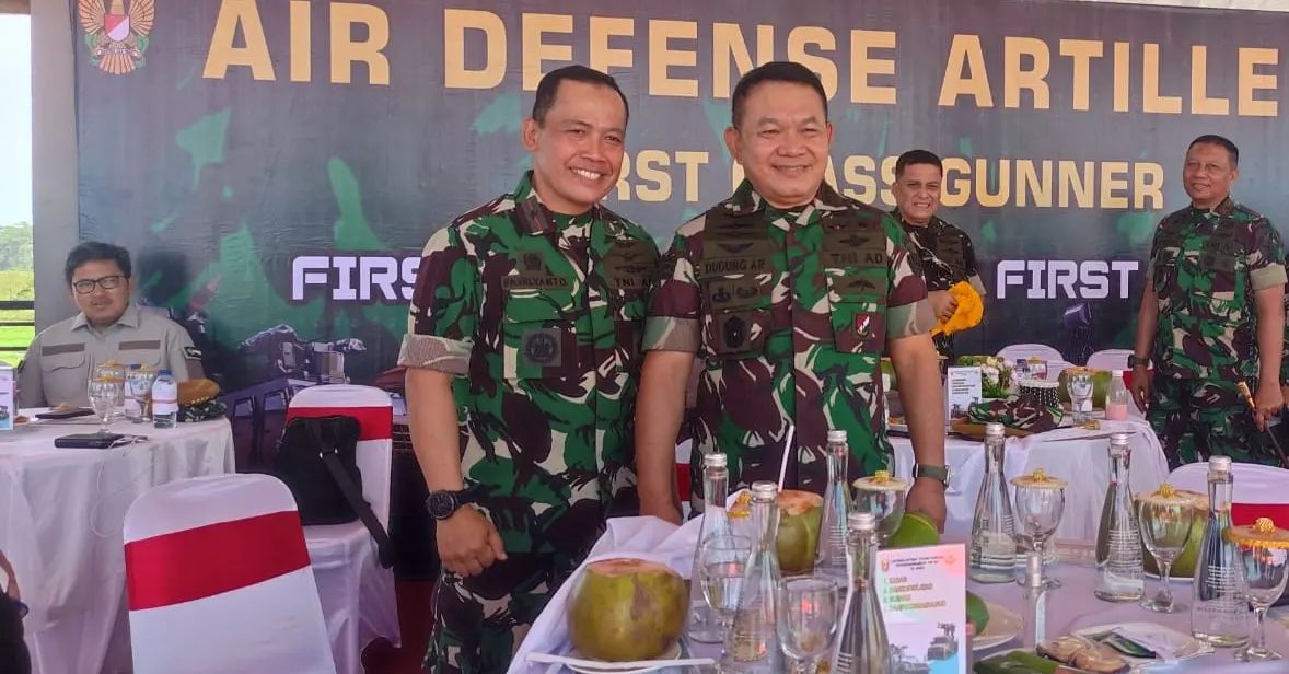 Danlanud Abdulrachman Saleh Malang Marsma TNI Fairlyanto, S.T., M.A.P foto bersama Kepala Staf Angkatan Darat (KASAD) Jenderal TNI Dr. H. Dudung Abdurachman, S.E., M.M