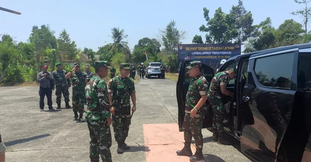 Komandan Lanud Abdulrachman Saleh Malang Marsma TNI Fairlyanto,  menyambut kedatangan Kepala Staf Angkatan Darat (KASAD) Jenderal TNI Dr. H. Dudung Abdurachman