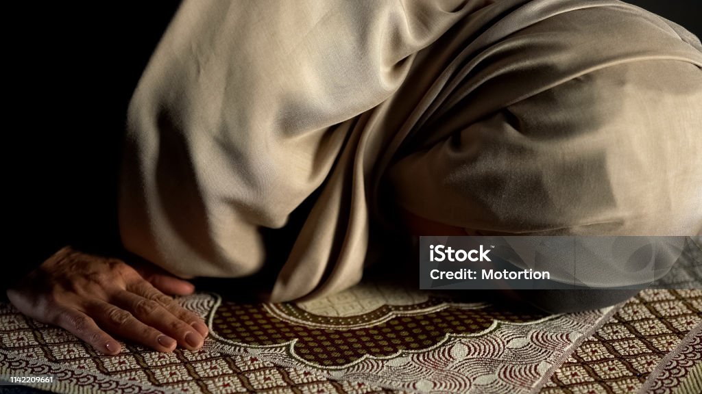 Wanita berhijab bersujud pada karpet doa, ritual keagamaan wajib, ibadah foto: www.istockphoto.com