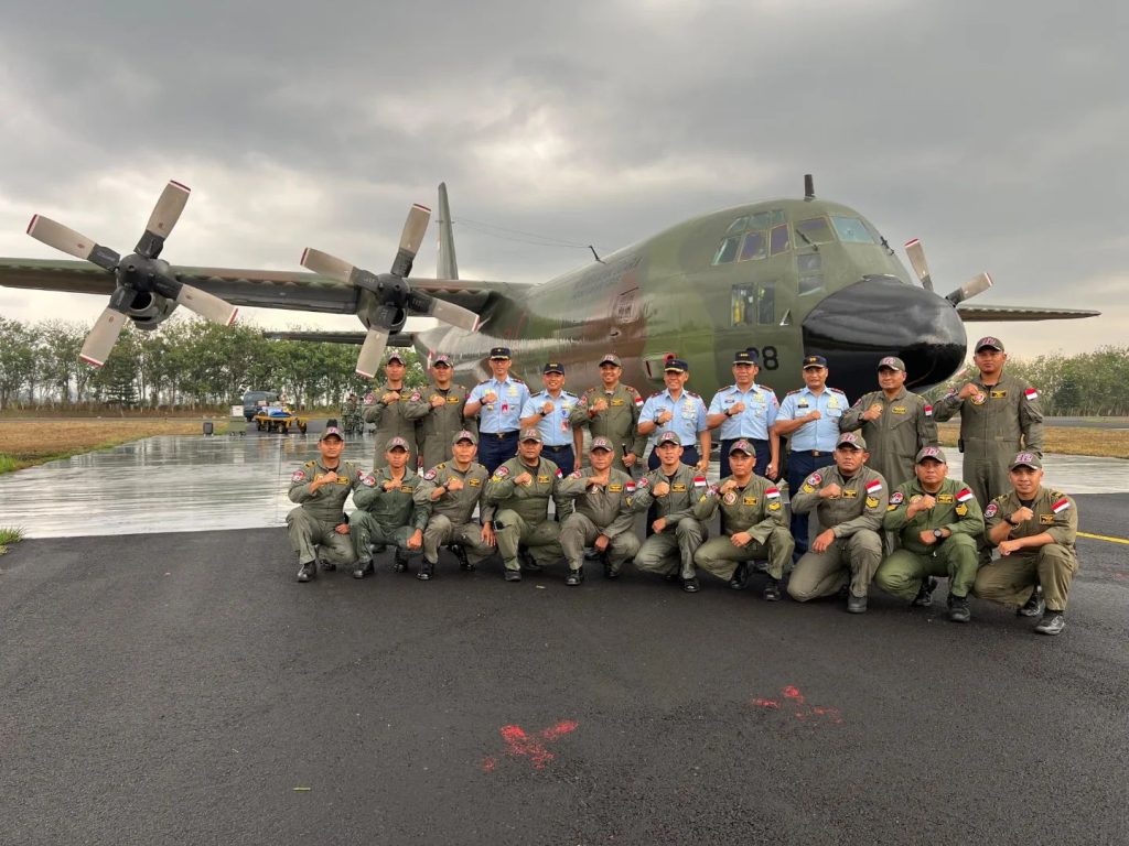 Marsma TNI Fairlyanto, S.T., M.A.P bersama crew dan pilot di home base di Skadron Udara 32 Lanud Abd Saleh Malang