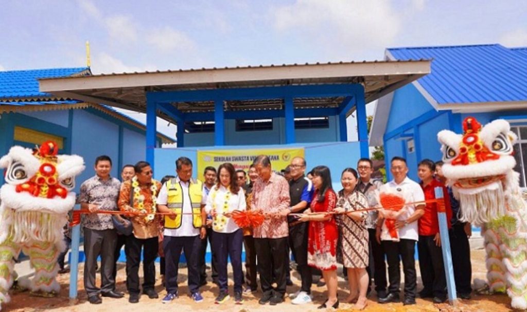 Anggota Komisi V DPR RI Fraksi Golkar Dapil Kepri, Cen Sui Lan meresmikan sekaligus menyerahkan bantuan hibah pembangunan sarana dan prasarana sanitasi Lembaga Pendidikan Keagamaan (LPK)