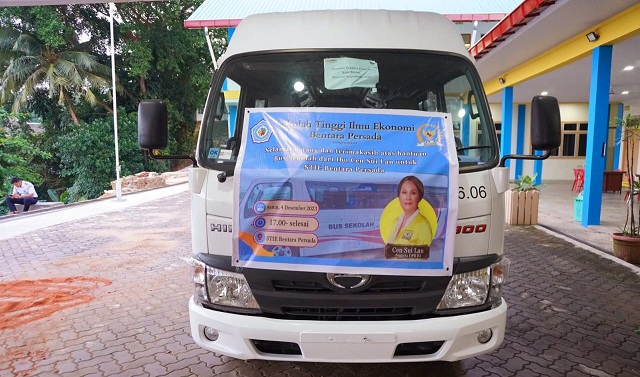 menyerahkan bantuan bus transportasi ke STT REAL Batam
