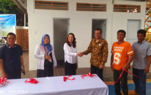 DPR RI Cen Sui Lan Menyerahkan Bantuan Sanitasi MCK STT Presbyterian Batam