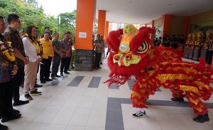 Cen Sui Lan Salurkan Bantuan Bus Sekolah Buddhayana Kota Batam