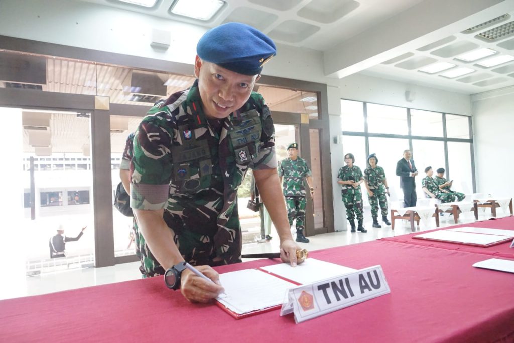 Panglima TNI Jenderal Agus Subiyanto memimpin upacara kenaikan pangkat Kolonel Penerbang Jajang Setiawan menjadi Marsekal Pertama (Marsma)