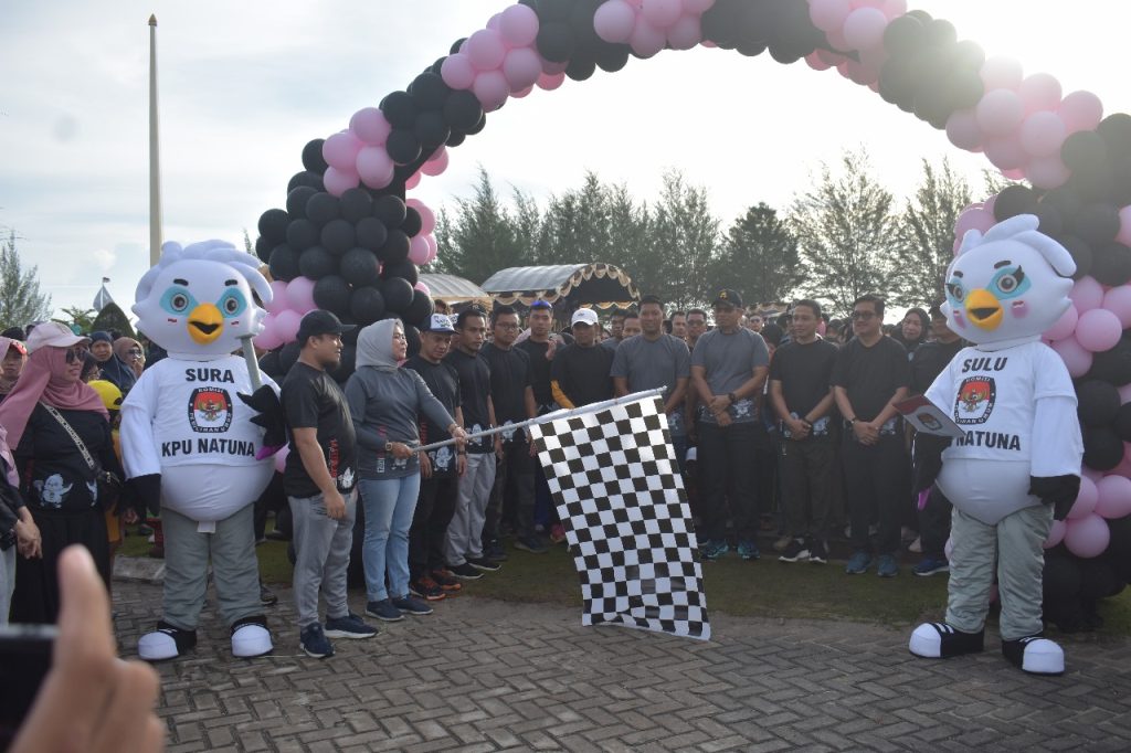 ribuan peserta mengikuti jalan santai yang ditaja oleh KPU Kabupaten Natuna