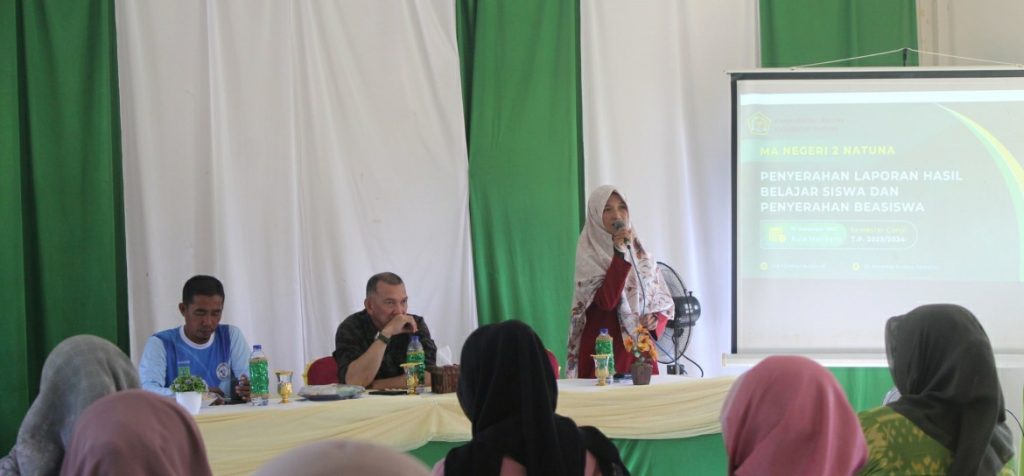 Wakil Bupati Natuna Rodhial Hudpenyerahan beasiswa untuk siswa MAN 2 Natuna. 