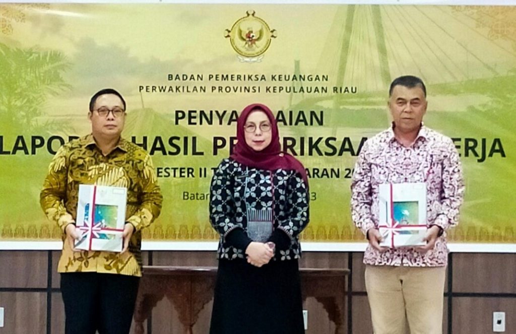 Bupati Natuna Wan Siswandi bersama Ketua DPRD Natuna, Daeng Amhar mengikuti acara penyerahan Laporan Hasil Pemeriksaan Badan Pemeriksa Keuangan
