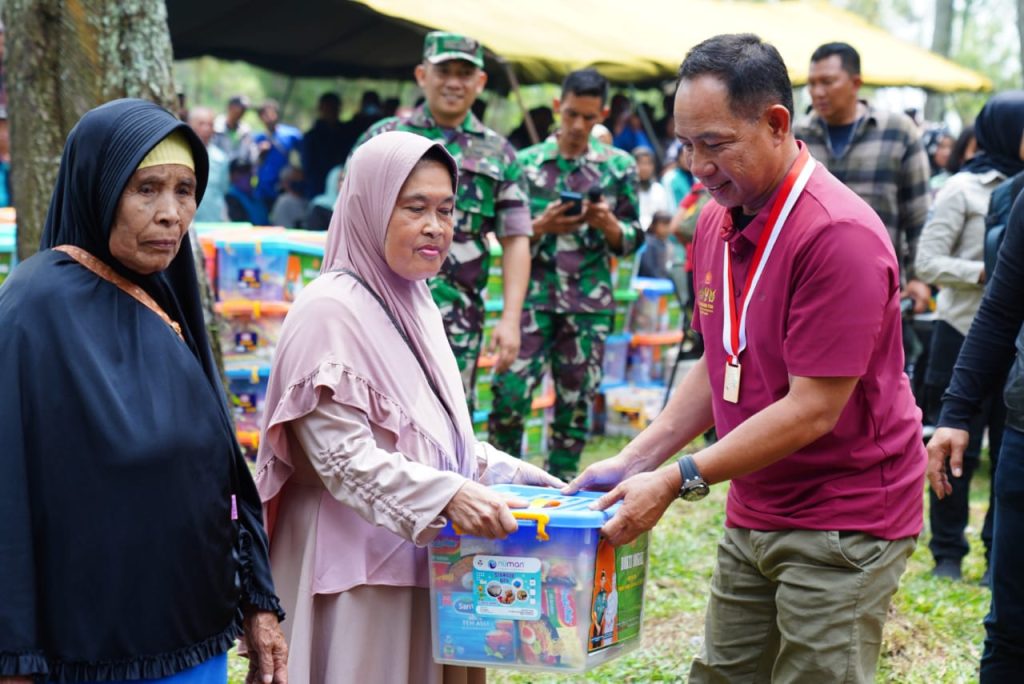 Panglima TNI Jenderal TNI Agus Subiyanto bagikan 2.000 paket Sembako kepada masyarakat Lembang dalam rangka Bakti Sosial