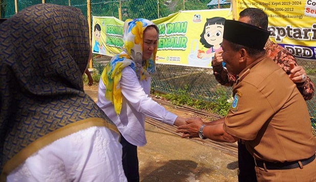 Rombongan disambut oleh Syarif Ahmad Kadis PUPR Kabupaten Anambas dan Sharing selaku Kades Tarempa Barat Daya.