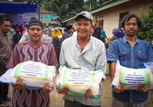 Gerak Cepat Atasi Banjir Gubri Edy Natar Salurkan Bantuan Beras
