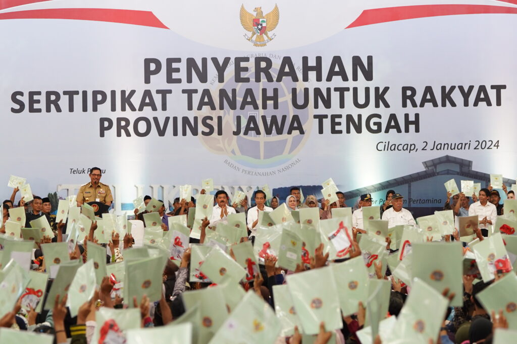 Presiden Jokowi ketika memberikan 2.000 sertifikat tanah kepada masyarakat Jawa Tengah