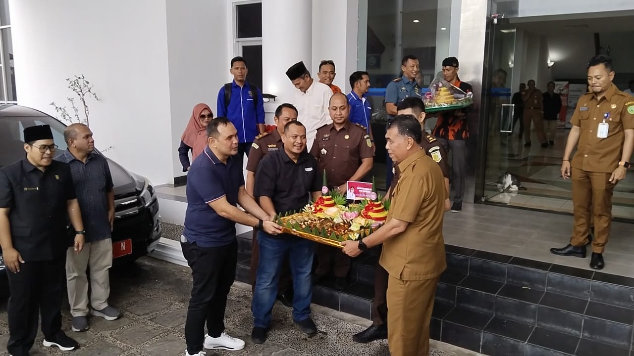 Kepala Kejaksaan Negeri (Kajari) Natuna, Surayadi Sembiring. SH. M.H berikan tumpeng ucapan selamat kepada bupati Wan Siswandi