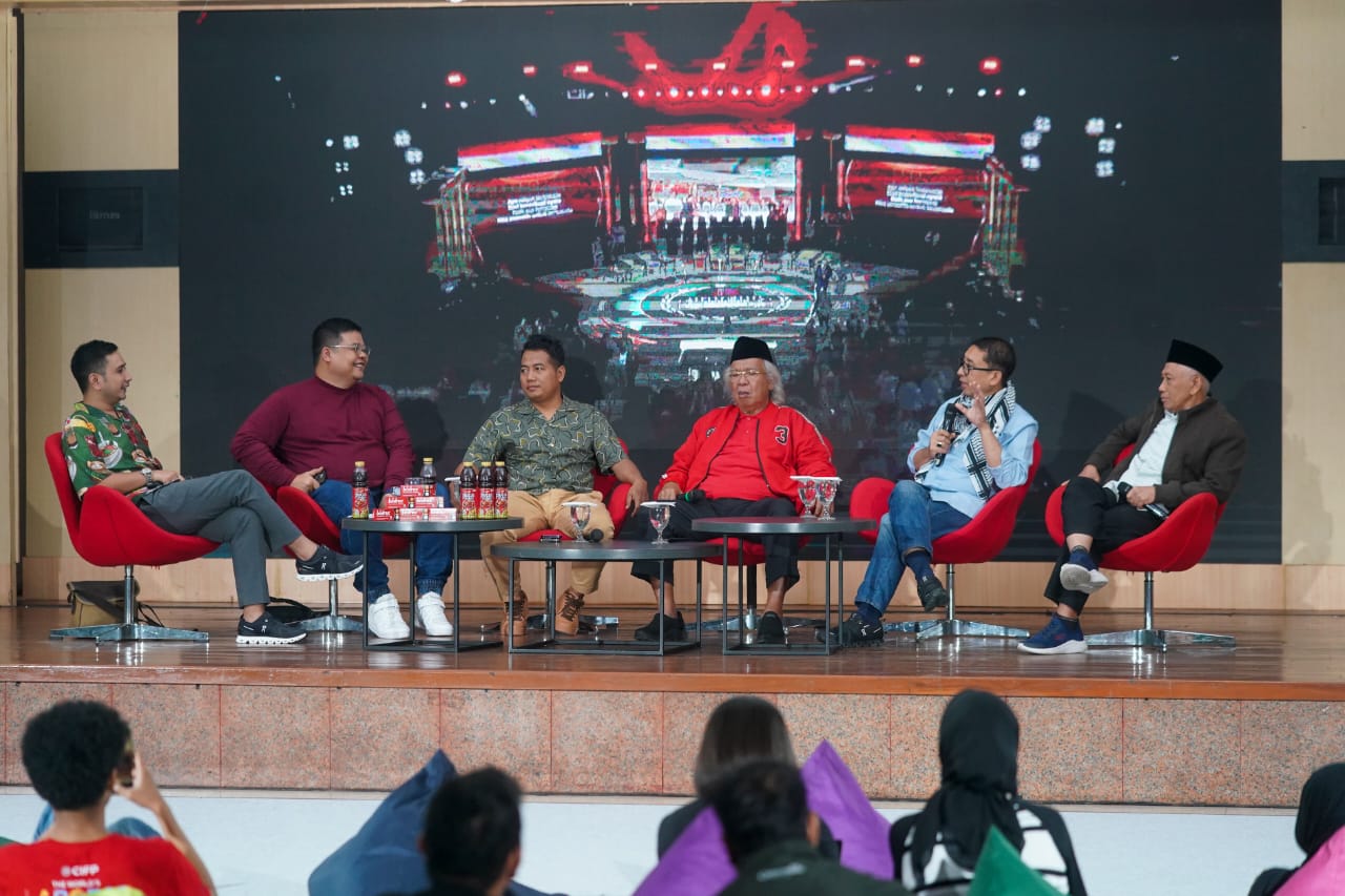 Menpora Dito menyaksikan nonton bareng (nobar) Debat Calon Presiden (Capres) ke-3
